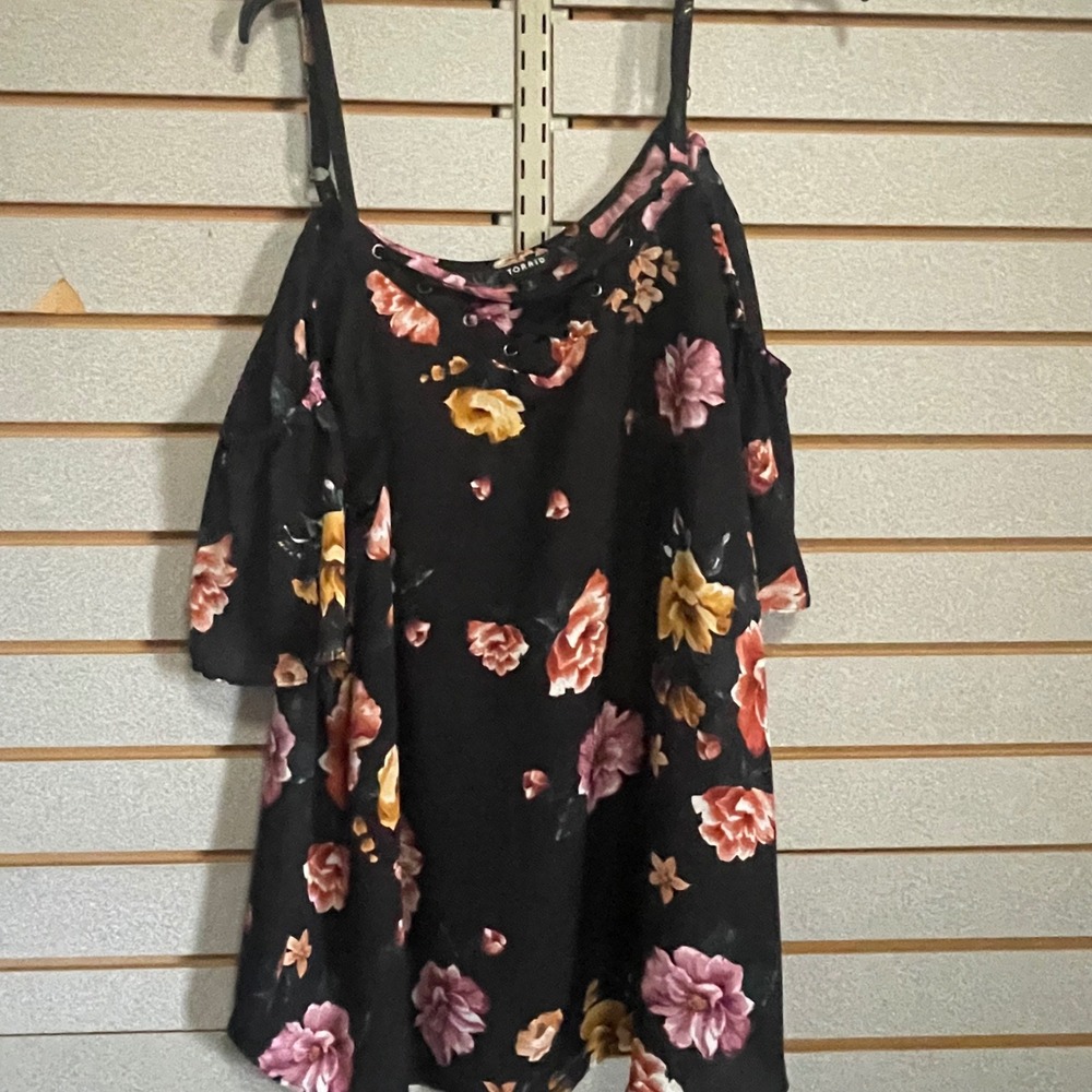 Torrid Black Floral Cold Shoulder Lace Up Top Plus Size 2 2X Flutter Sleeve Boho